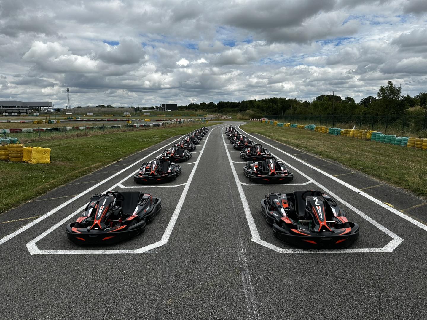 Plein Gaz Karting 44 : Les karts placés sur la grille