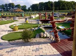 Circuit d’Espoey : Mini-Golf à proximité du circuit.