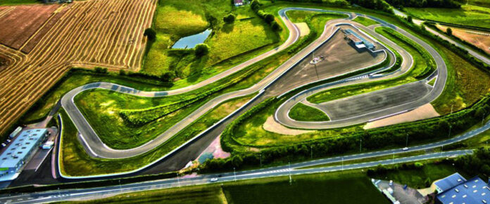 Vaison piste : Circuit de karting intégré à un circuit automobile