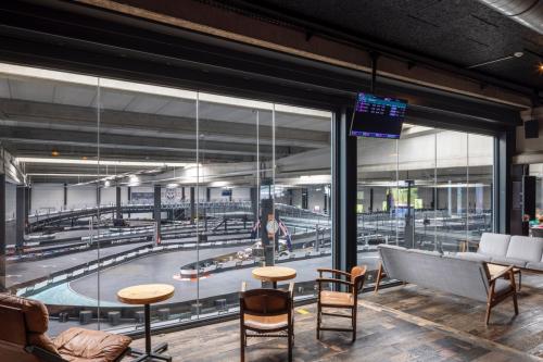 Wavre Indoor Karting : Espace détente avec vue sur la piste